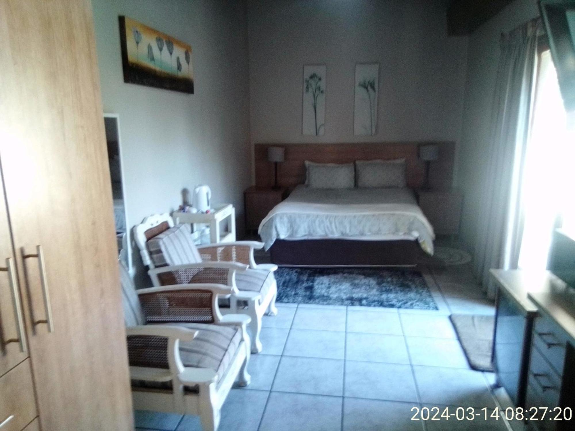 12 On Vaal Drive Guesthouse Vanderbijlpark Exterior foto