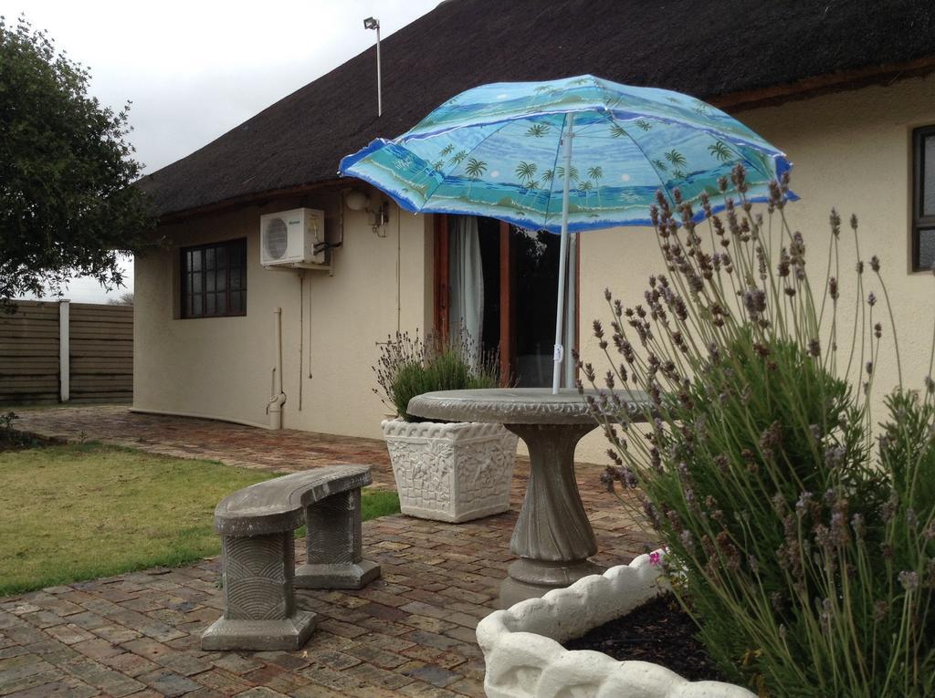 12 On Vaal Drive Guesthouse Vanderbijlpark Exterior foto
