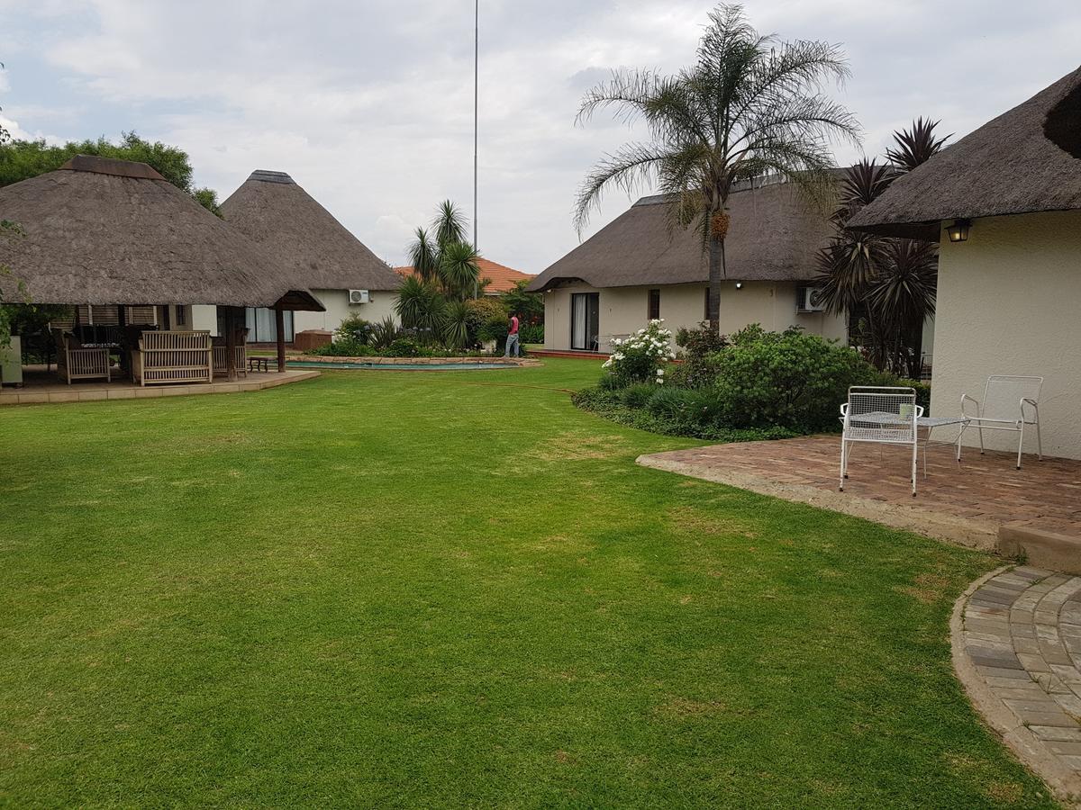 12 On Vaal Drive Guesthouse Vanderbijlpark Exterior foto