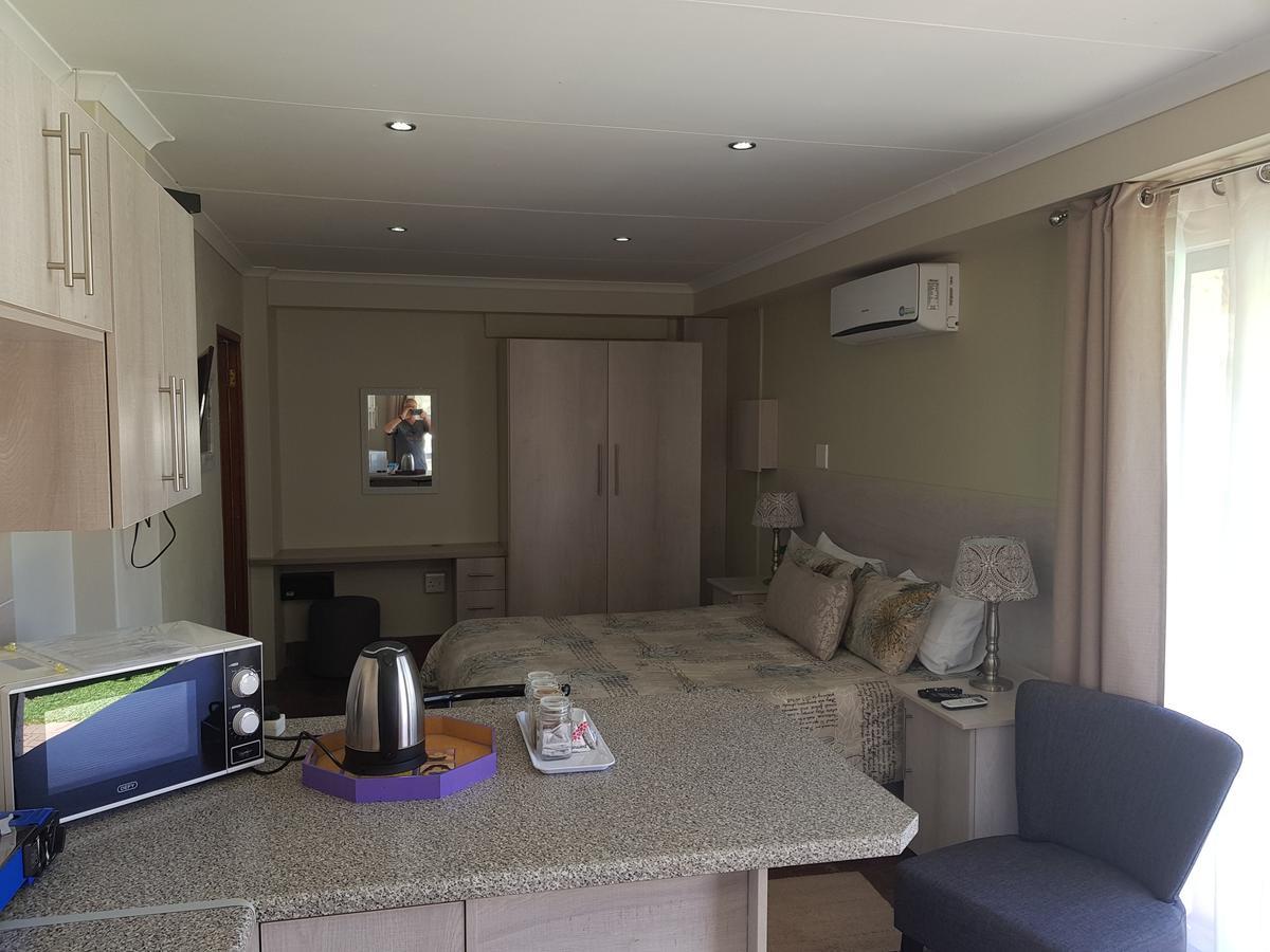12 On Vaal Drive Guesthouse Vanderbijlpark Exterior foto