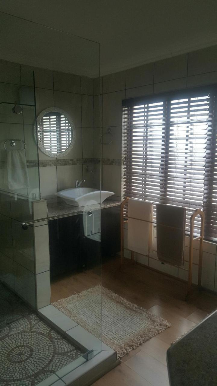 12 On Vaal Drive Guesthouse Vanderbijlpark Exterior foto