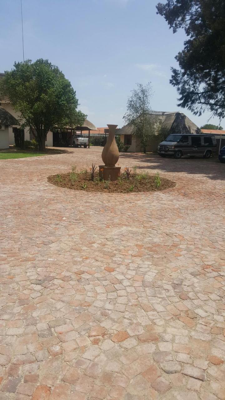 12 On Vaal Drive Guesthouse Vanderbijlpark Exterior foto